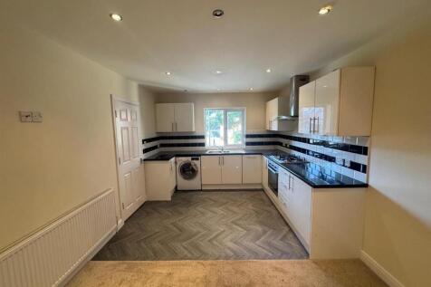 2b Kitson Hill Road, Mirfield, WF14 9EL photo 3