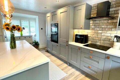 KITCHEN/BREAKFAST AREA