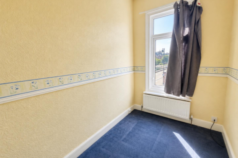 BEDROOM (FRONT)