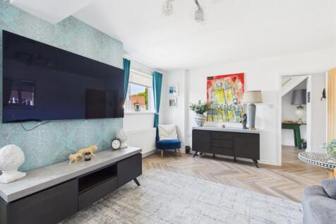 CAM03729G0-PR0042-STILL010