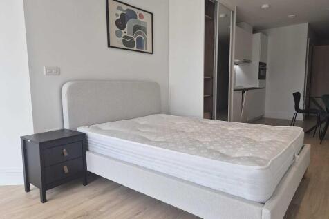 Beverley Way, London, SW20 0AR, United Kingdom photo 5