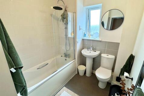 32 Astor Court Bathroom