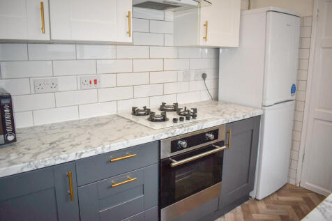 Cromwell St // 4 Bed & 2 Bath // June 2027 photo 3