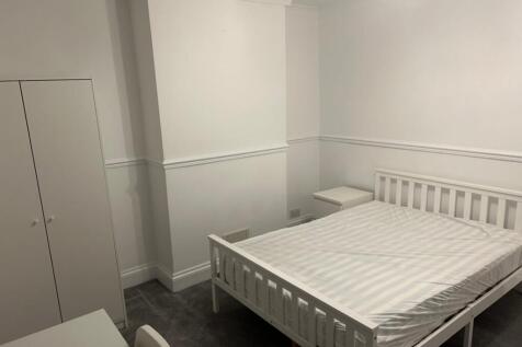 A spacious and tidy double bedroom, perfect for...