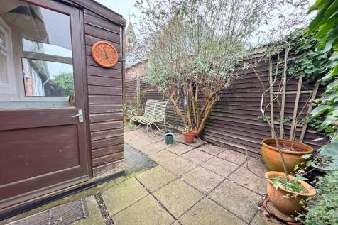 Side garden patio