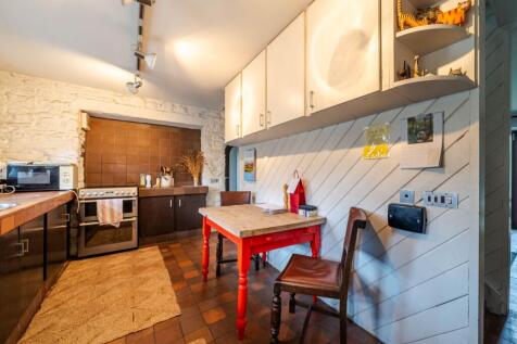 OPEN PLAN LIVING AREA