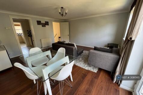 2-bed flat on Schooner Close, London, E14, £2,450/mo