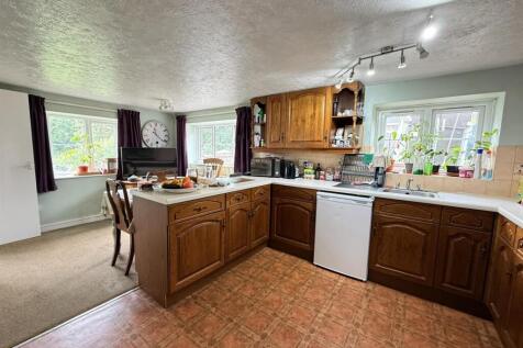 OPEN PLAN KITCHEN/LIVING SPACE