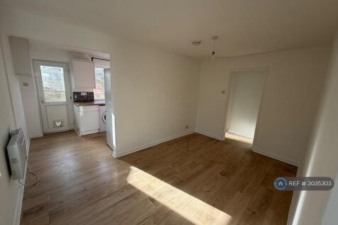 1-bed flat on Mount House, Frome, BA11, £895/mo