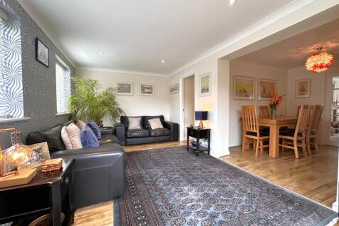 Generous Open-Plan Space 032