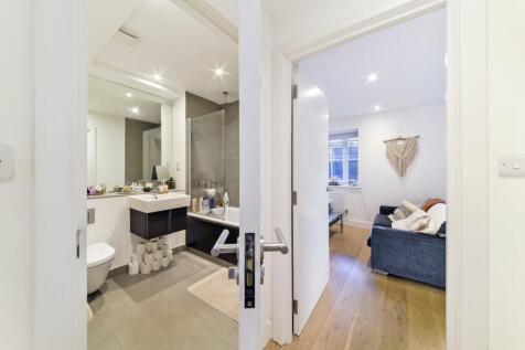 Bathroom/ Living