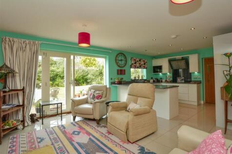 Open Plan Dining Kitchen / Living Area