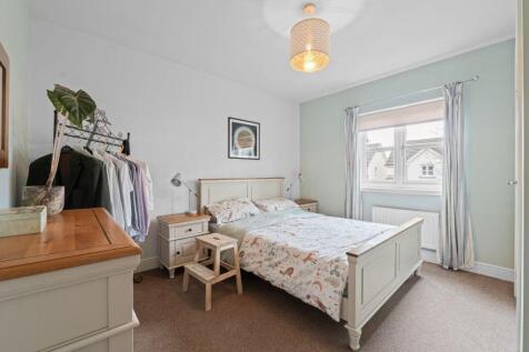 4 bed, 3 bath Detached in Leeds - Photo 10