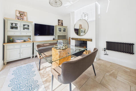 Kitchen / Dining Area