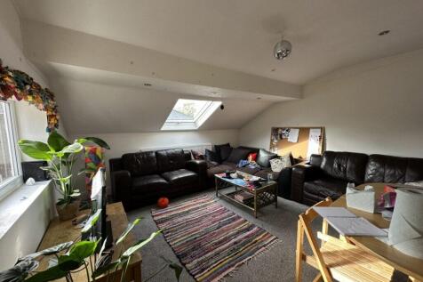 5-bed flat on Wilmslow Road - Withington - £185 PPPW, £4,008/mo