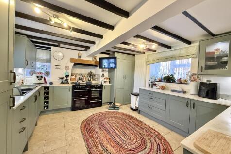 Stylish Modern Kitchen with Quartz Worktops