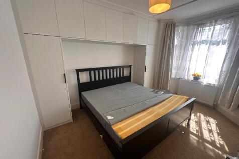 Alexandra Avenue, Southall, Greater London, UB1 photo 4