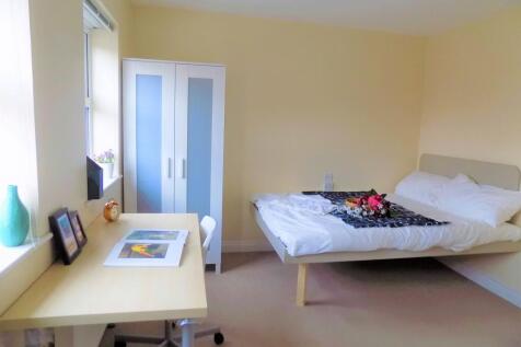 A bright and tidy double bedroom featuring a co...