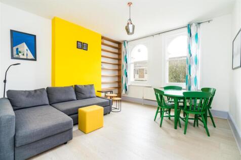 A spacious one bedroom apartment located in sought-after Borough, five minute walk from the underground station. This property boasts a spacious and bright living room with a west facing window overlo