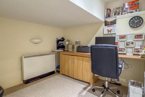 Apt 1, 11-12 Peel Rd (10).jpg