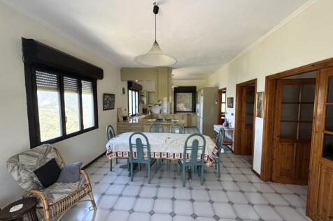 Kitchen&amp;dining area