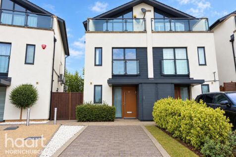 3-bed flat on St Clements Avenue, ROMFORD, £2,500/mo