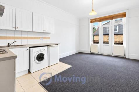 Studio flat on Gleneldon Road, Streatham, SW16, £1,250/mo
