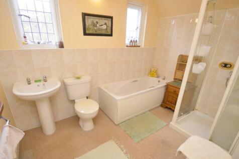 En suite shower r...