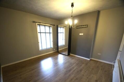 **LARGE GARDENS** Dukinfield Rd, Hyde, SK14 4QD photo 4