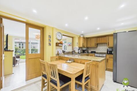 EweMove Estate Agents Basingstoke - Dursley Cottag