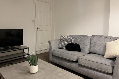 Extra Large Property // 4 Bed // June 2027 photo 4