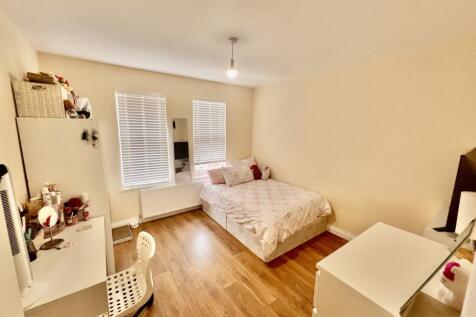 Lawn Gardens, Hanwell, Ealing photo 3
