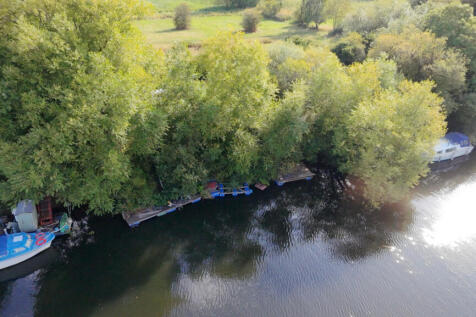 43ft Mooring on the River Ouse for Sale by Auctio