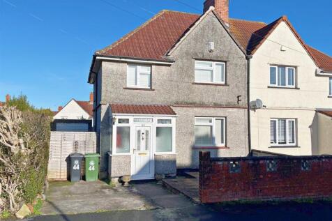 Front shot of property and driveway (2).jpg
