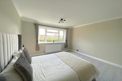 10 Brampton Ct - Bed2.jpg