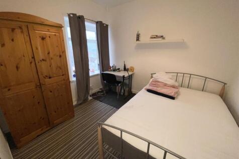 Bright double bedroom with desk and wardrobe...
