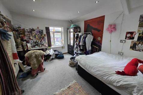 First floor rear bed