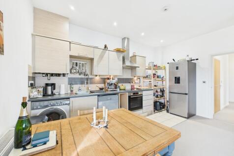 CAM02909G0-PR0353-STILL006