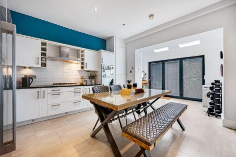 Kitchen/ Dining Room