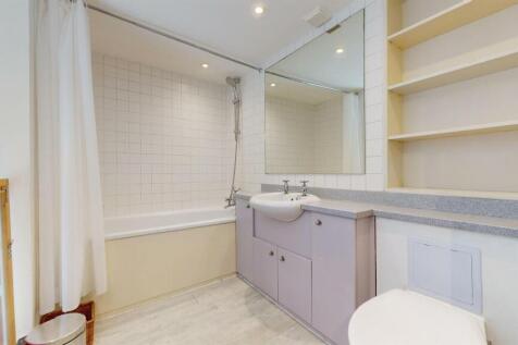 Ft8, 163 Cromwell Rd Master bathroom.jpg