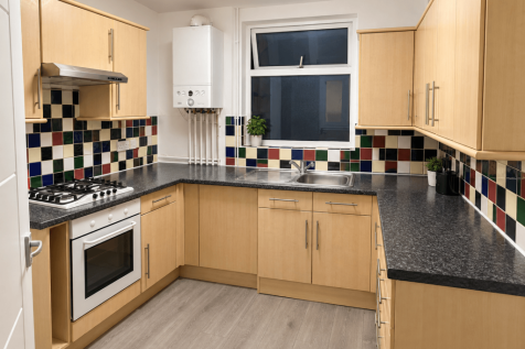 3 bed flat to rent Upper Elmers End, London BR3