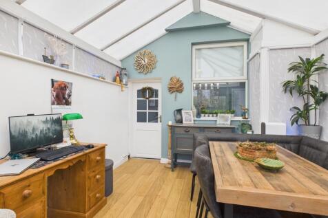 CAM03729G0-PR0189-STILL006