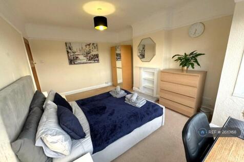 Bedroom 1 With Double Bed, Desk &amp; Chair