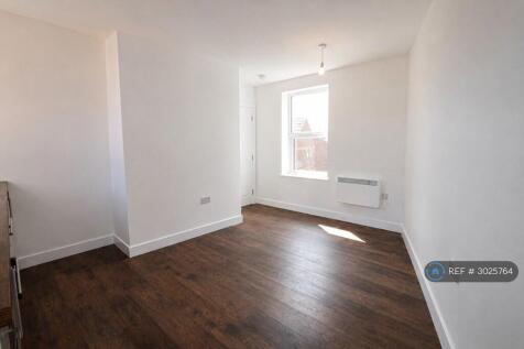 Bright &amp; Spacious Living Area