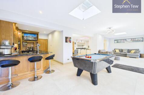Bar/Pool Room