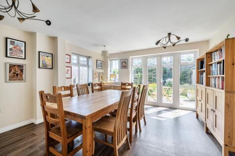 Open-plan kitchen dining