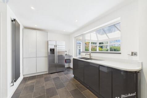 CAM03218G0-PR0592-STILL008