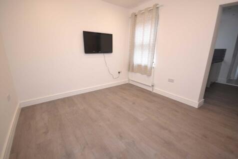 Pitcroft Avenue, Reading photo 5