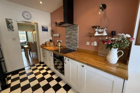 OPEN PLAN LOUNGE &amp; KITCHEN