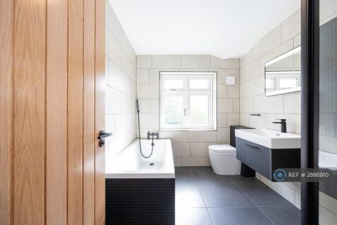 Beresford Crescent, Newcastle-Under-Lyme, ST5 photo 3